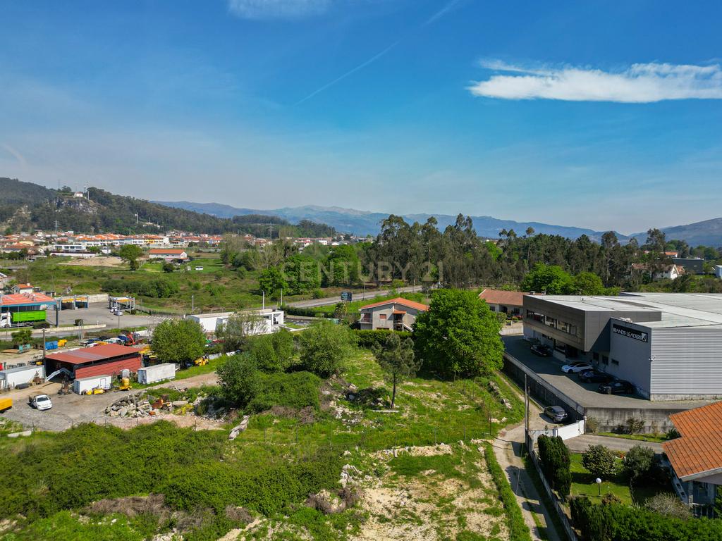 Moradia T3 + T2 em Amares com Jardim e Garagem - Image 45