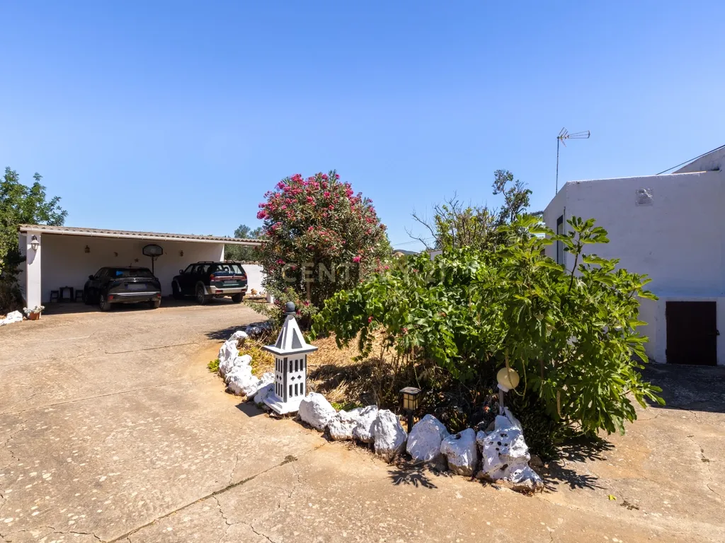 Encantadora Moradia com 7 Divisões em Parragil Loulé com Vista Campestre - Image 24