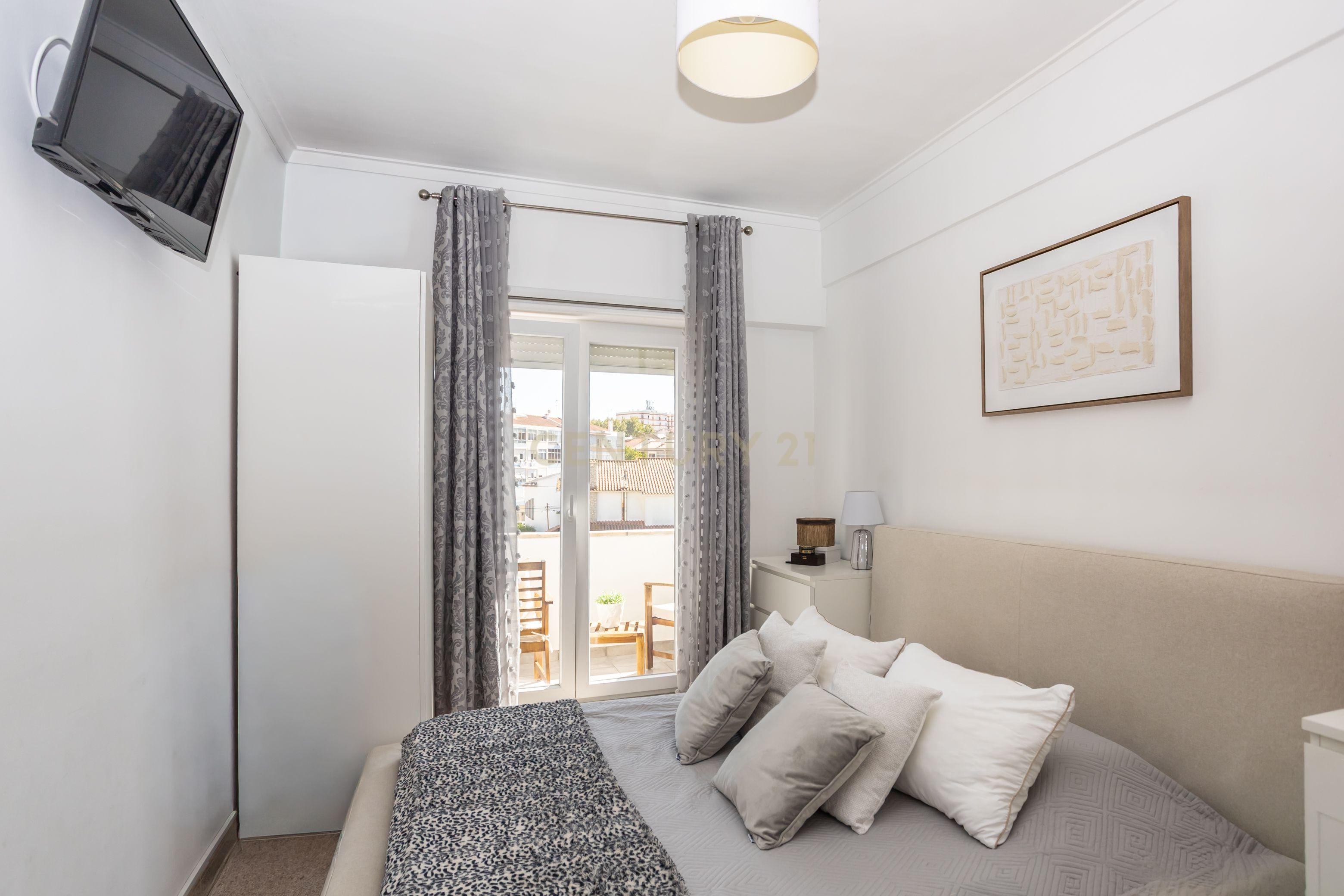 Fotografia 11 de Apartamento T2 com Varanda Cruz de Pau, Amora - Seixal - 0651-06250