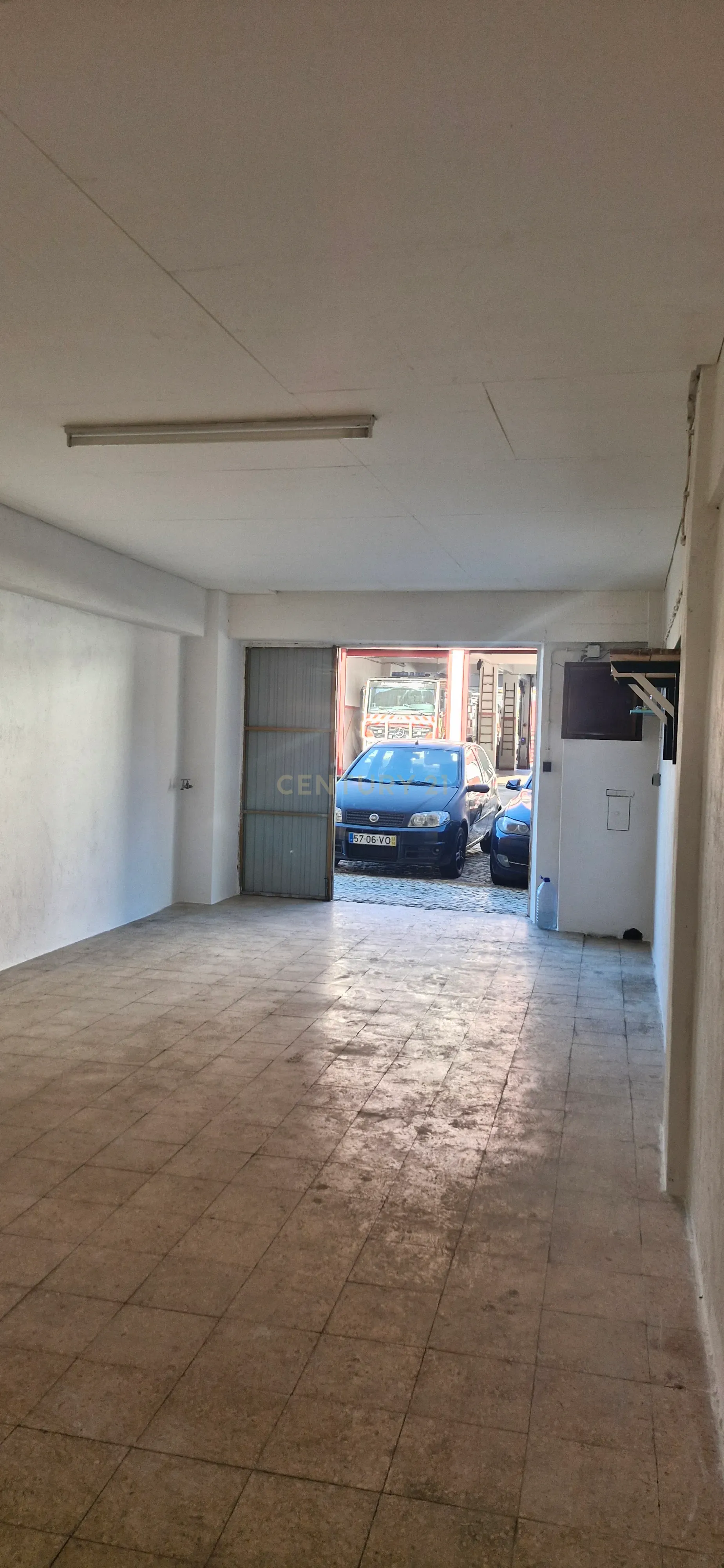 Fotografia 2 de Garagem ampla com acesso direto à rua em Mem Martins, Sintra