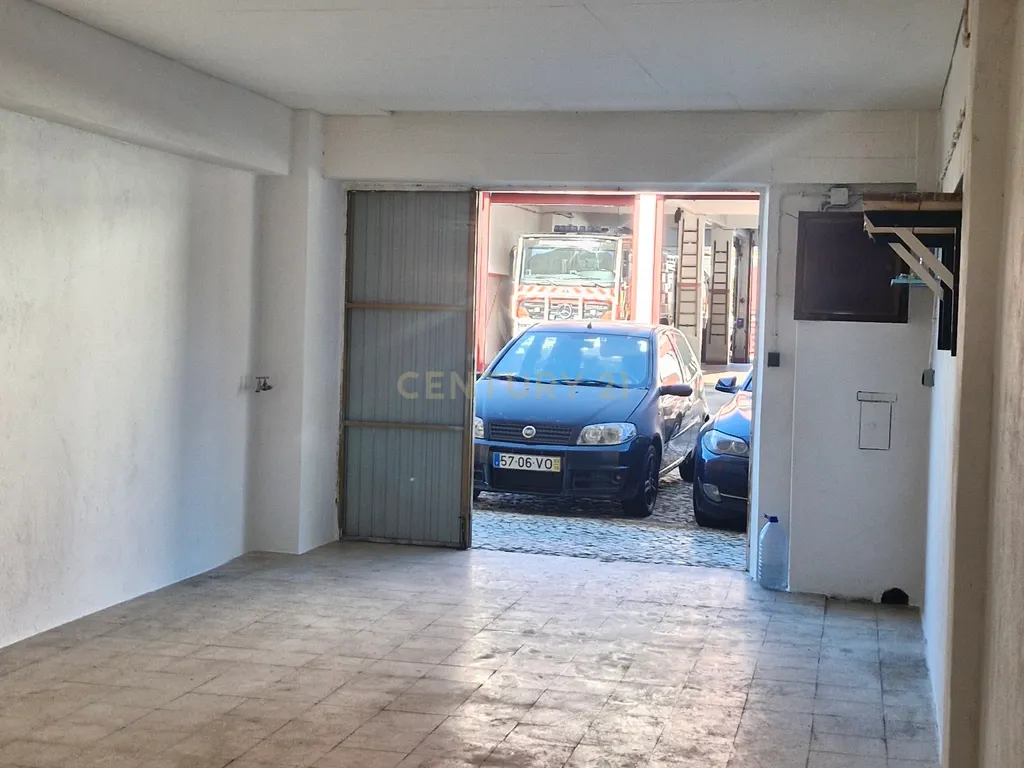 Garagem ampla com acesso direto à rua em Mem Martins, Sintra - Image 2