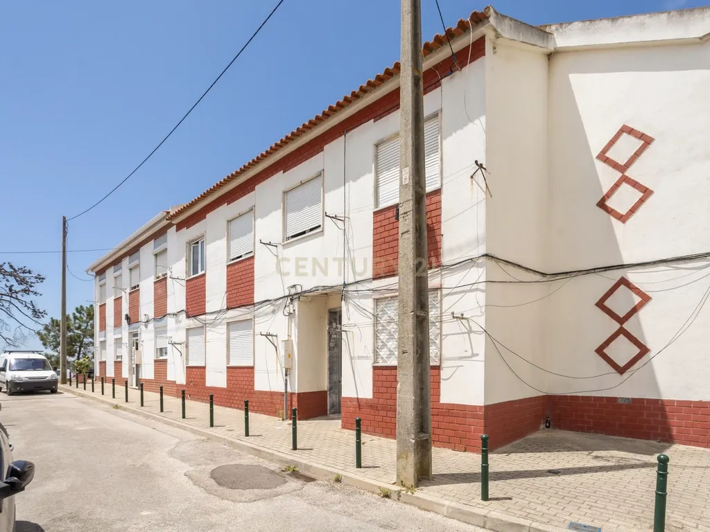 Apartamento T3 mais sótao, num 1 andar em Amora - Seixal - Image 1