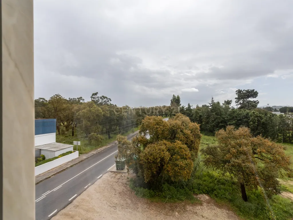Apartamento T3 com Garagem e Arrecadação em Alhos Vedros - Image 11