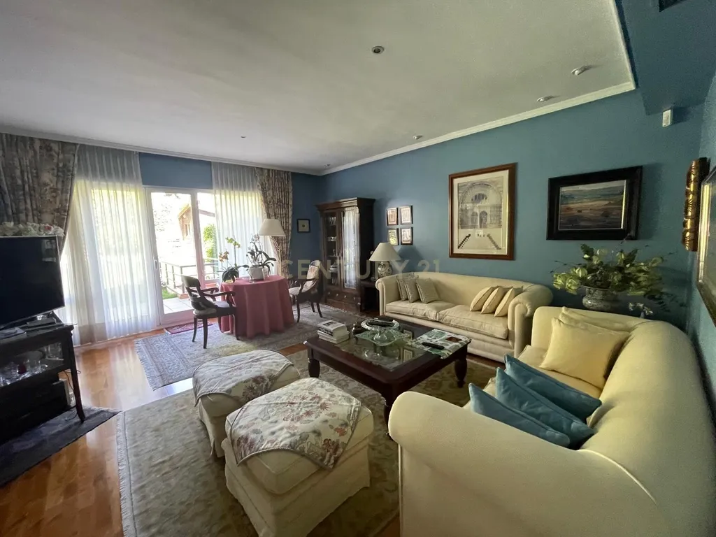 Luxuosa Moradia Renovada em Madrid com Vista para a Cidade - Image 65