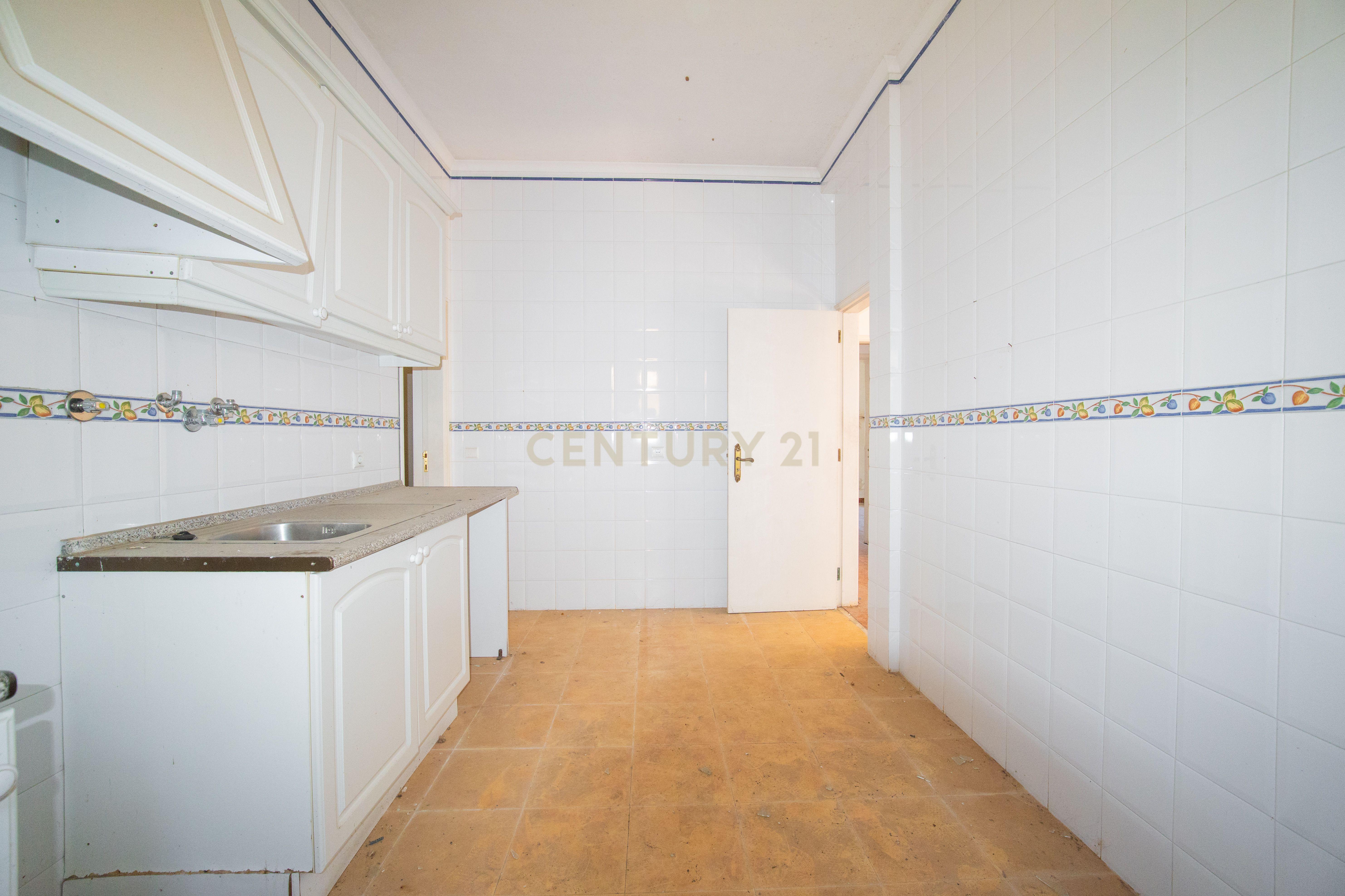 Fotografia 7 de MORADIA PARA OBRAS TOTAIS EM CARNIDE