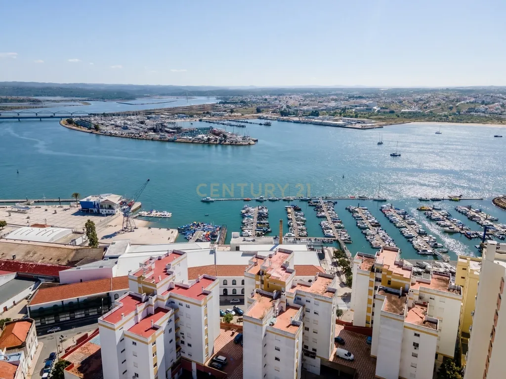 Apartamento T1 com Vista Rio Deslumbrante | AL | Terraço Comum | Estacionamento no Edifício | Como Novo - Image 26