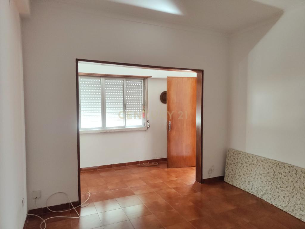 Prédio Bi-Familiar T2 e 2 Anexos Tipologia T1 Em Zona Residencial Tranquila Na Póvoa de Santo Adrião  - Image 68