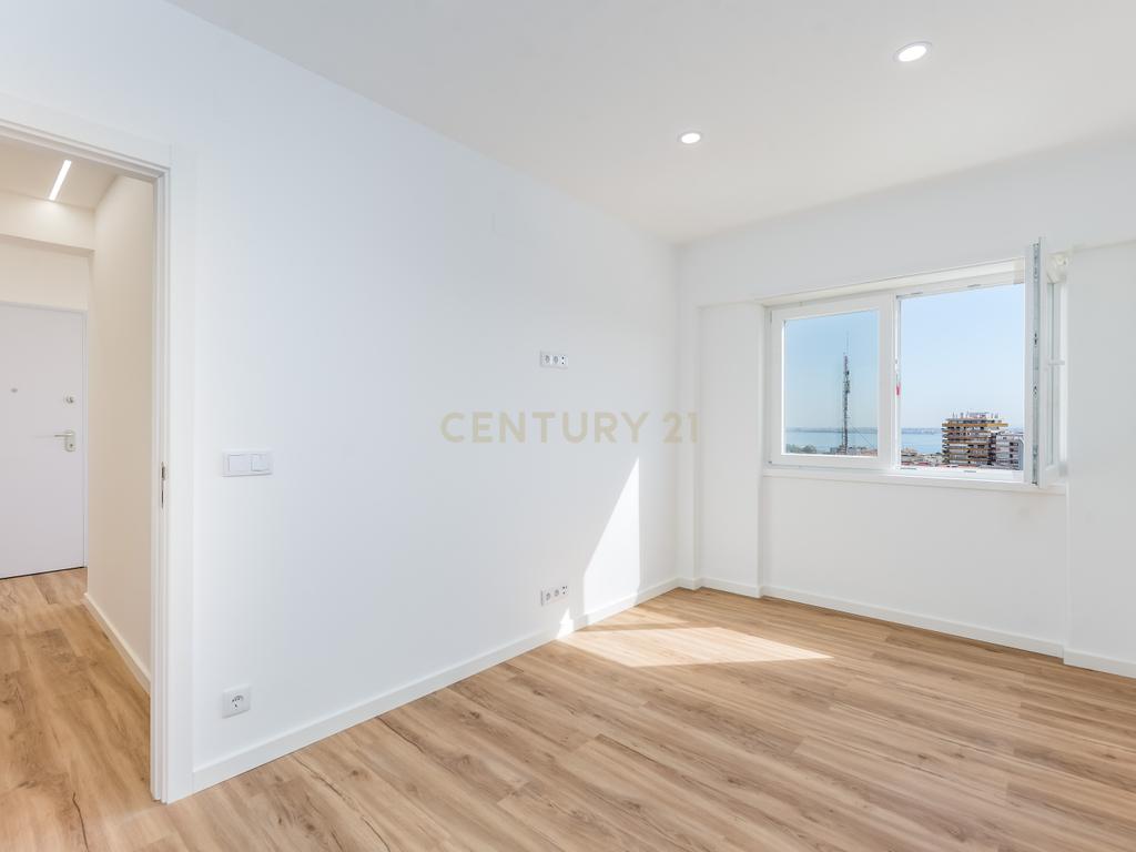 T2 Totalmente Remodelado com Terraço — Almada Centro. - Image 23