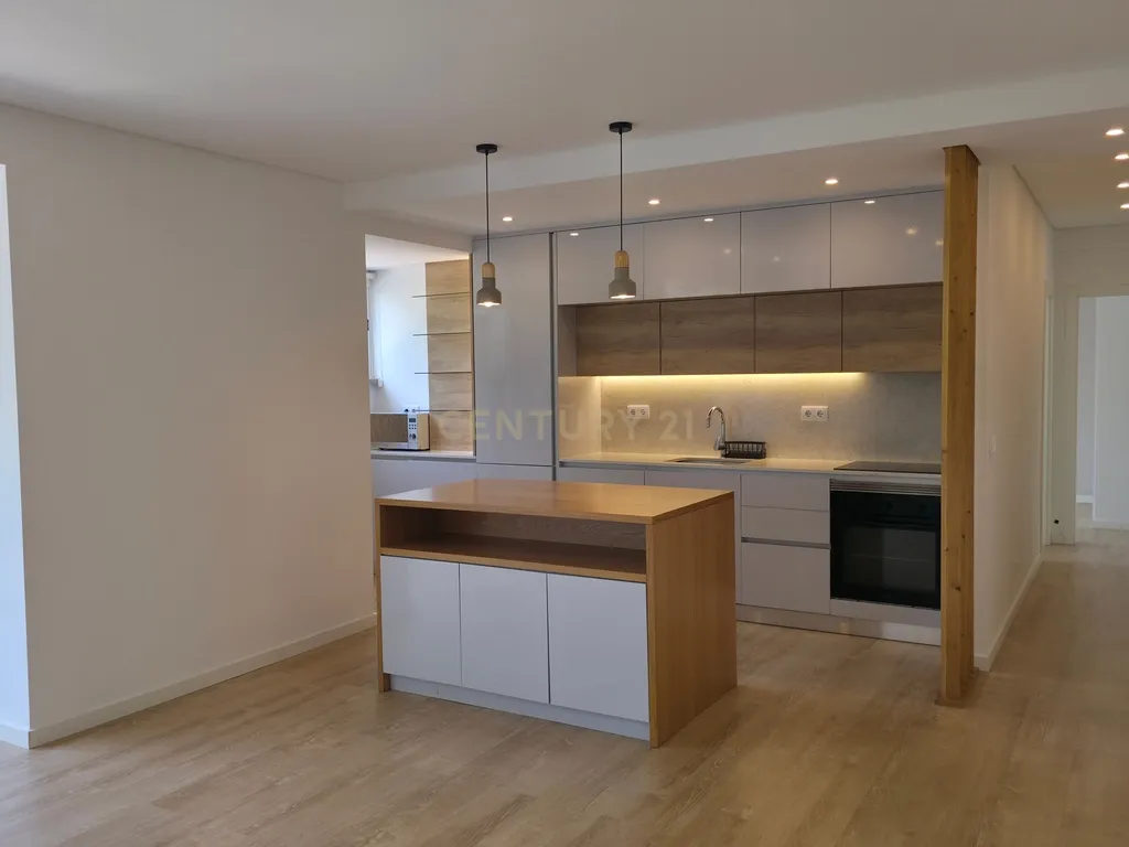 Apartamento T2 Remodelado, Oeiras. - Image 1
