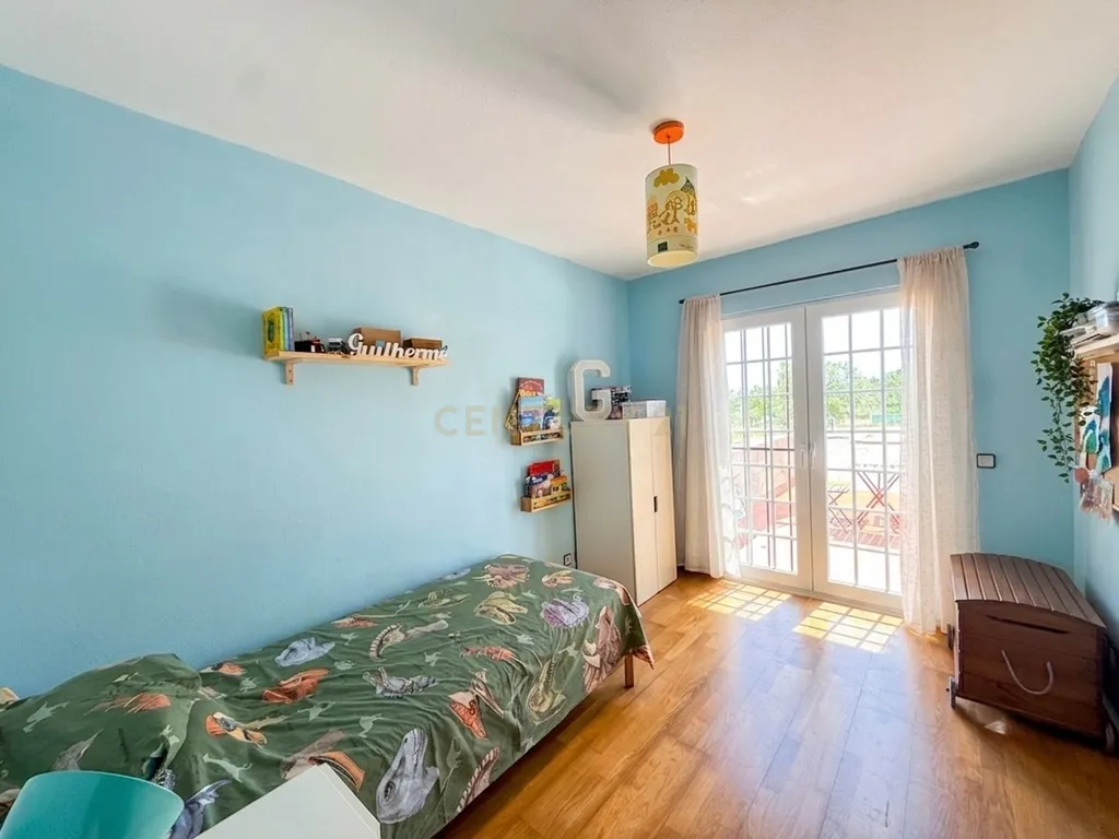 Moradia T4 em Vendas de Azeitão com jardim - Oportunidade - Image 18