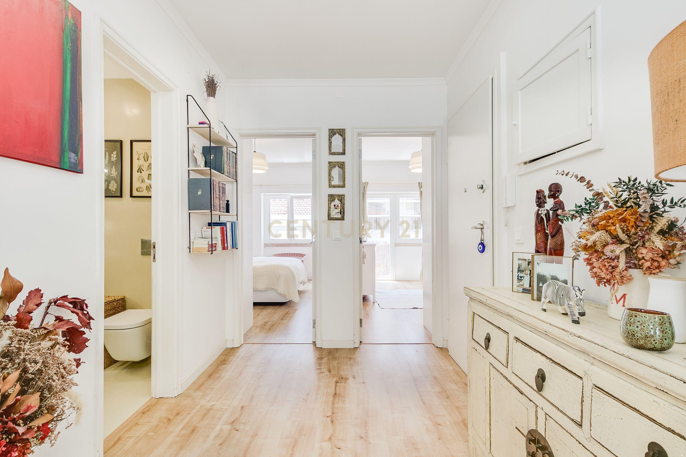 Apartamento T2 Remodelado com Varanda em Campo de Ourique, junto ao Jardim da Estrela - Image 11