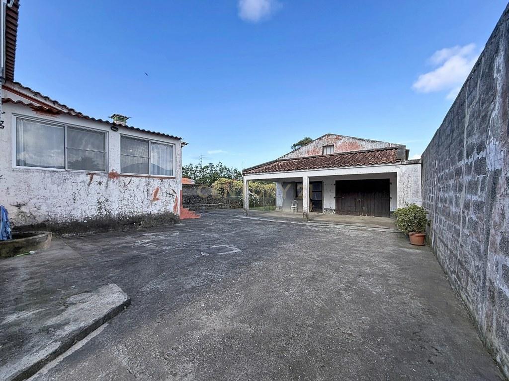 Moradia T3+1 térrea com garagem, jardim e amplo terreno — Aflitos, Fenais da Luz - Image 37
