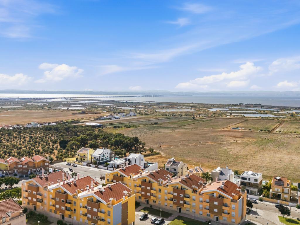 Duplex Exclusivo | 1 Quarto + 3 Suites | Terraços | Vista Panorâmica sobre o Estuário do Tejo - Image 34