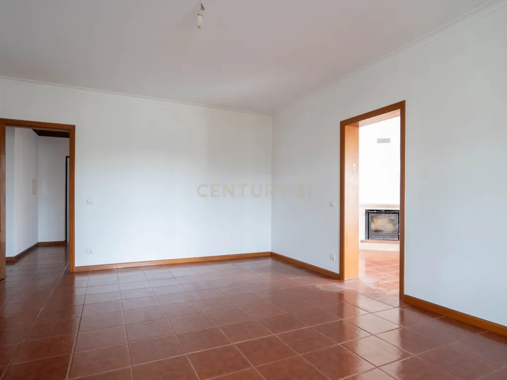 Moradia T5 - C/ terreno - Excelente estado - Image 18