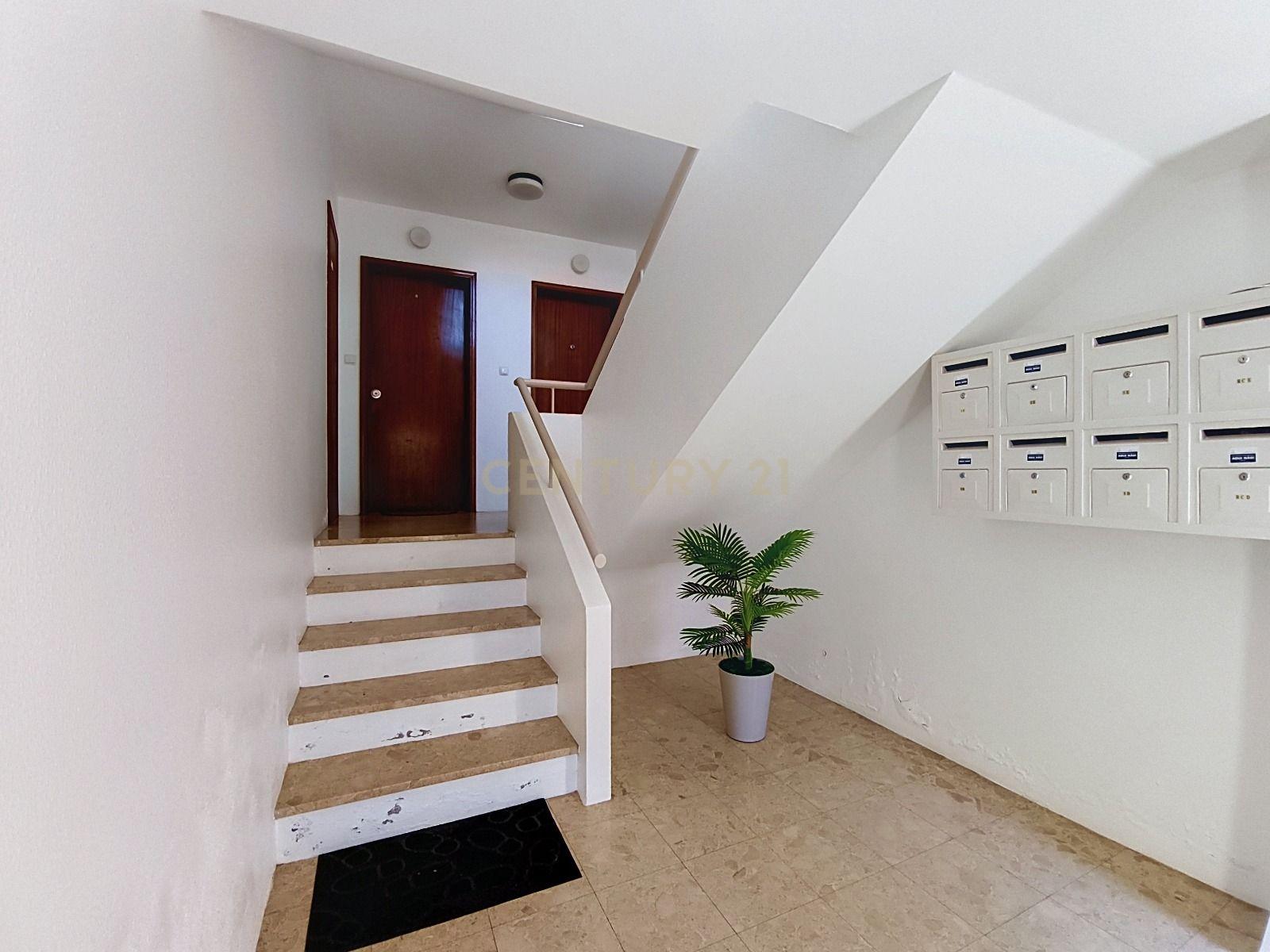 Fotografia 4 de Apartamento T2 com Excelente Luminosidade e Localização Estratégica em Ponta Delgada