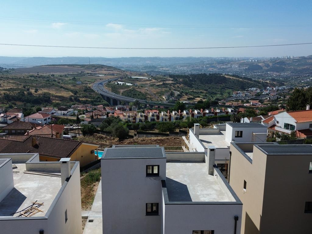 Moradia T4, condomínio fechado, Loures, piscina, 3 parqueamentos, vista desafogada - Image 20
