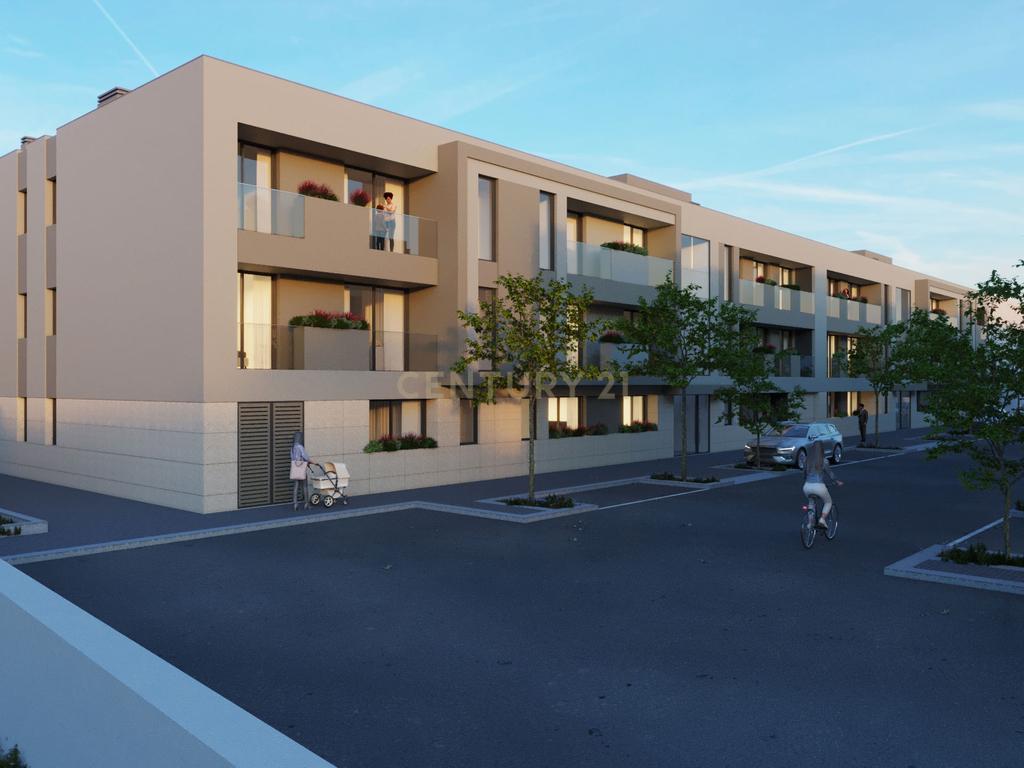 Apartamento T2+1 com Terraço e Garagem em Águas Santas, Maia - Image 1