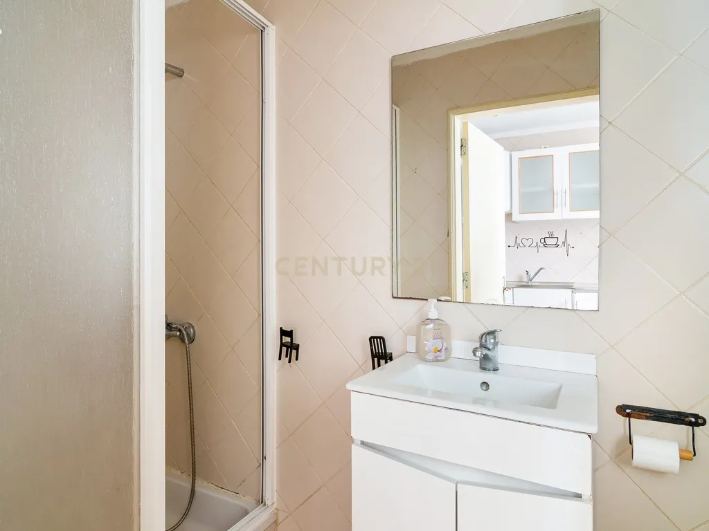 Apartamento T2 em Santa Maria Maior, Lisboa - Oportunidade Única - Image 19