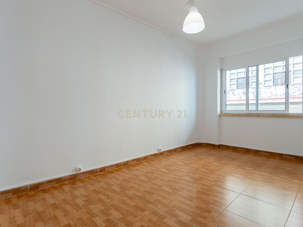 Apartamento T2  - 2 WC's - Almada Centro - Image 11