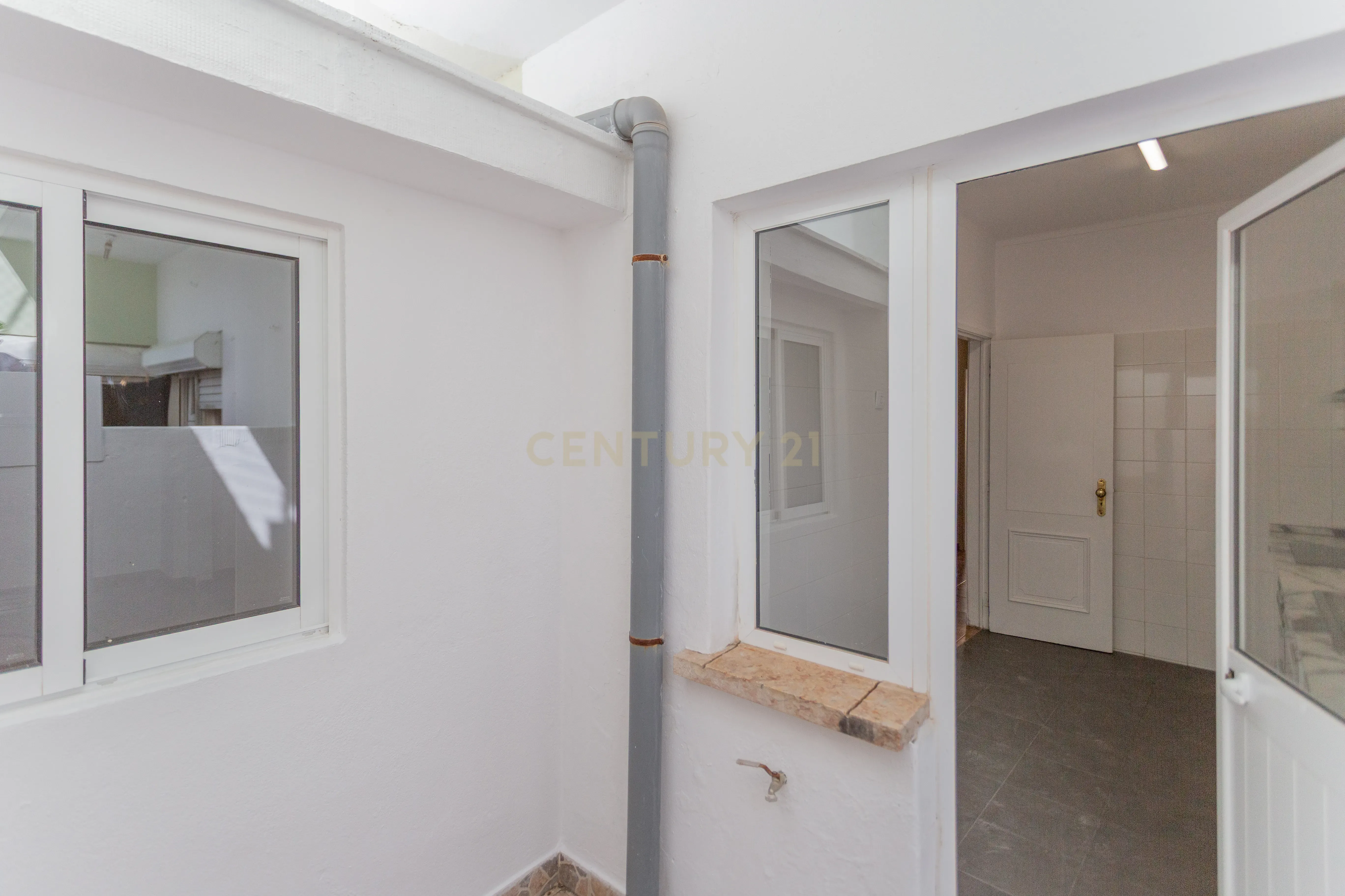 Apartamento T2 - 2 WC's - Almada Centro - Image 8