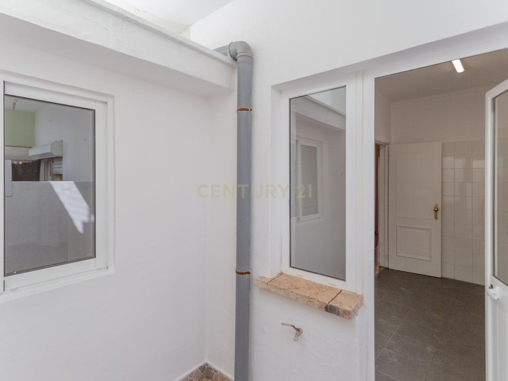 Apartamento T2  - 2 WC's - Almada Centro - Image 8