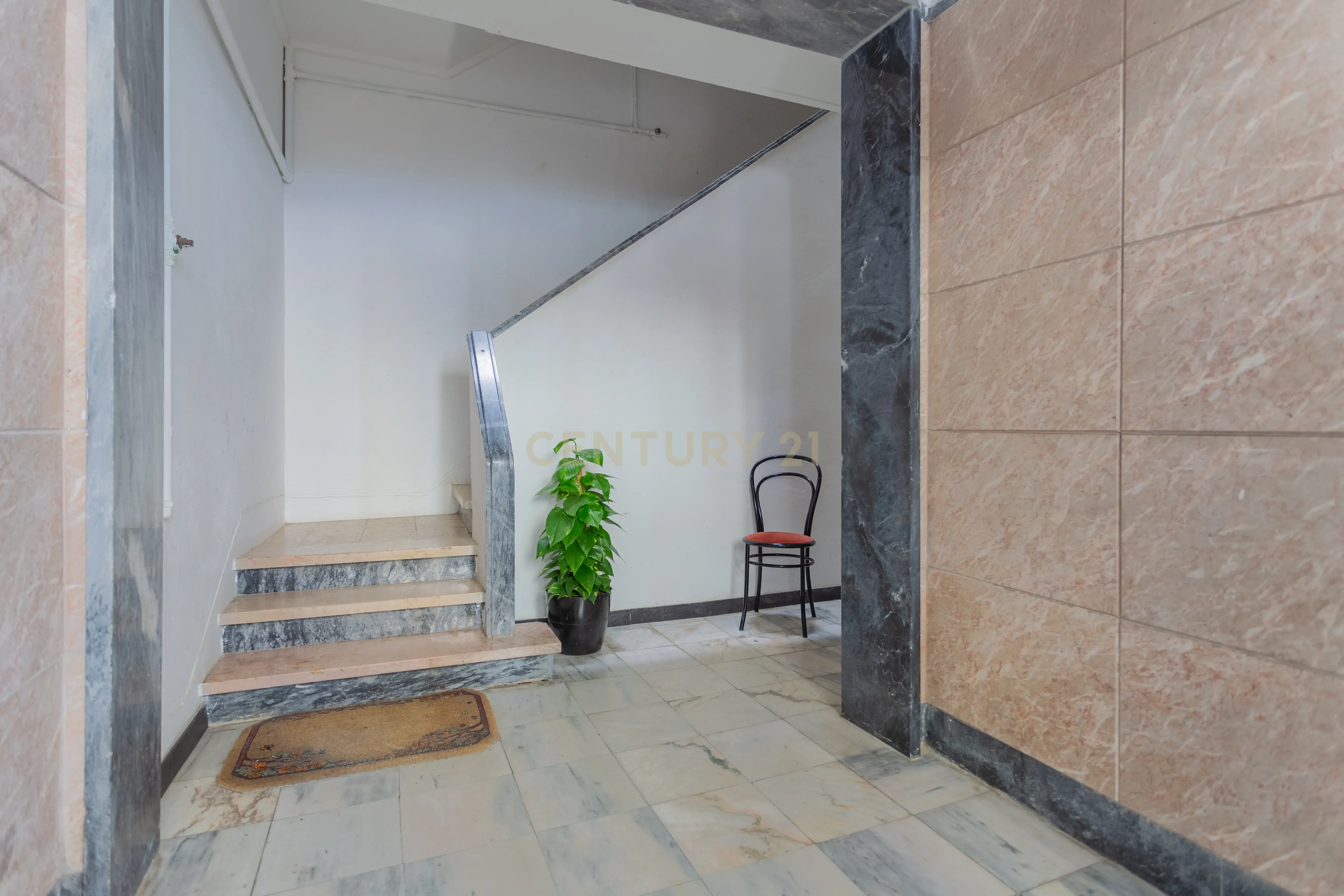 Apartamento T2 - 2 WC's - Almada Centro - Image 25