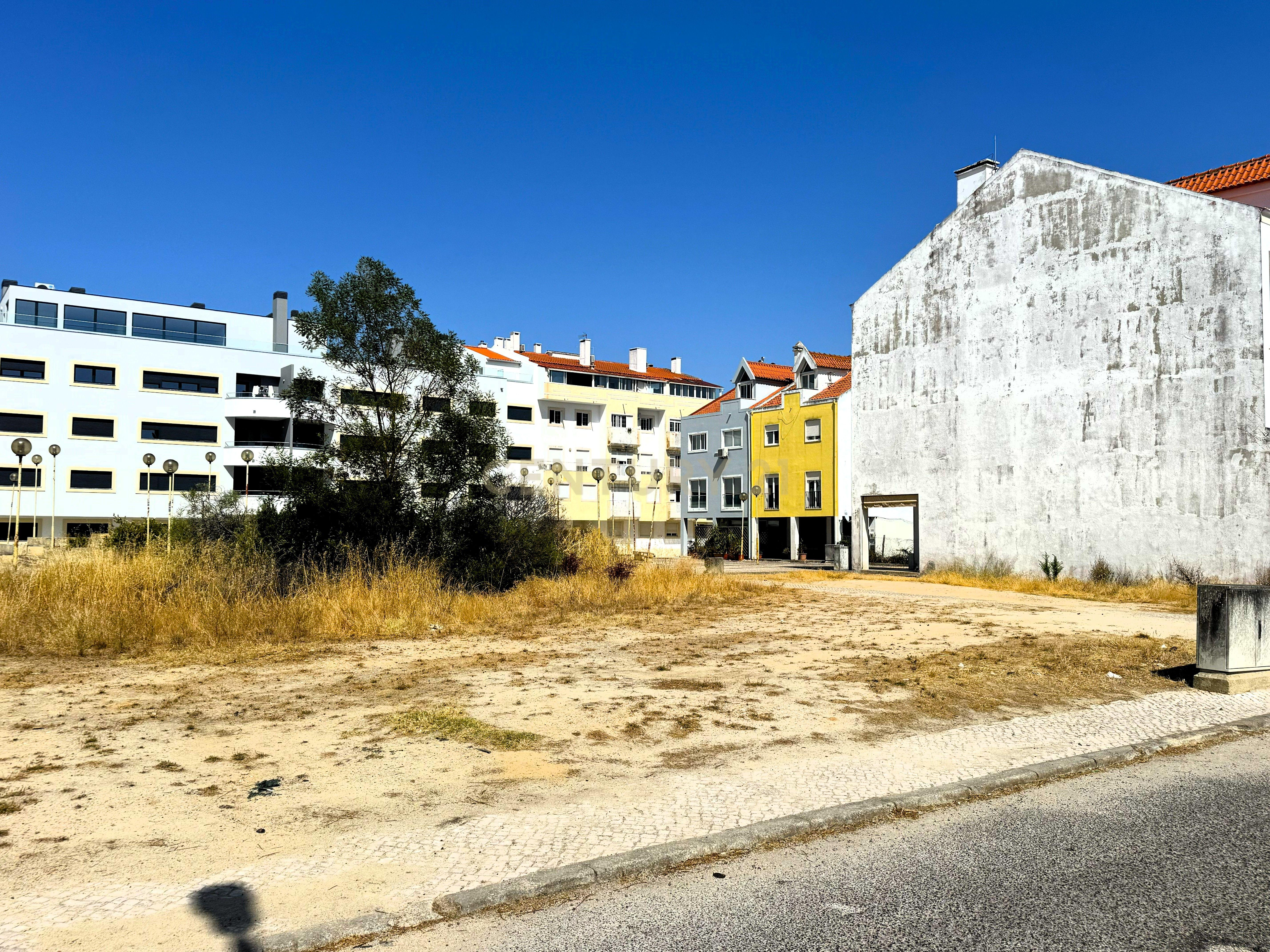 Fotografia 8 de Terreno Urbano para Construção de Moradia T4 com Loja - Sobreda, Almada