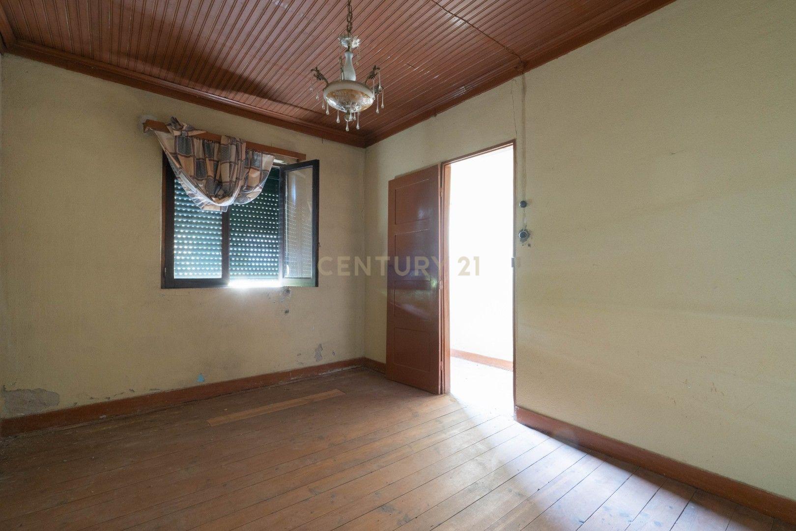 Fotografia 9 de Oportunidade em Lousã: Casa para Recuperar com 3 Quartos