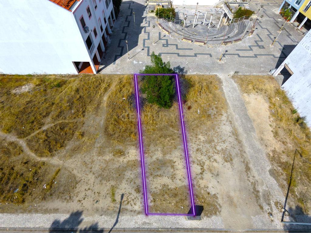 Terreno Urbano para Construção de Moradia T4 com Loja - Sobreda, Almada - Image 2