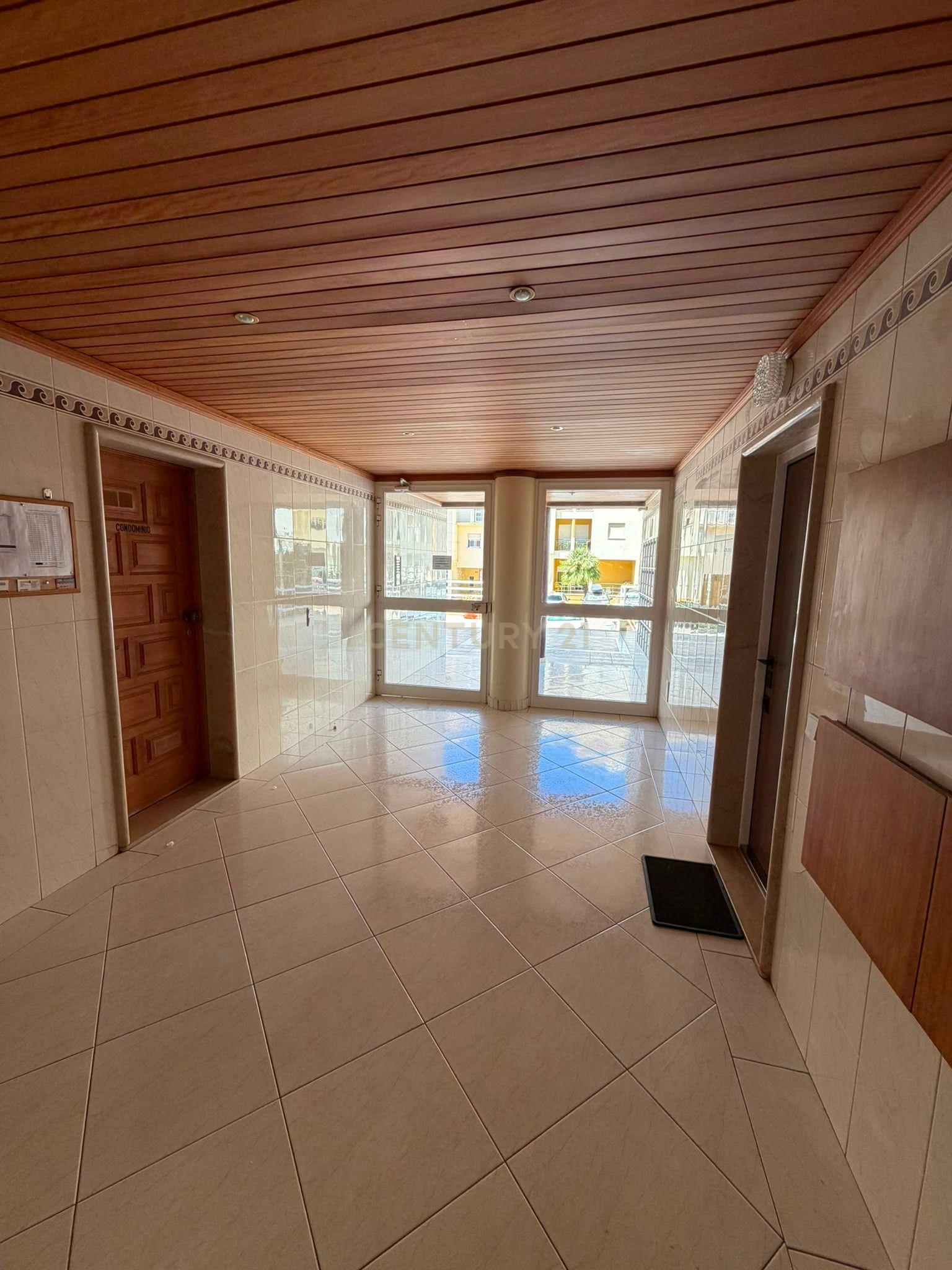 Fotografia 3 de Apartamento T2  com garagem em Armação de Pêra