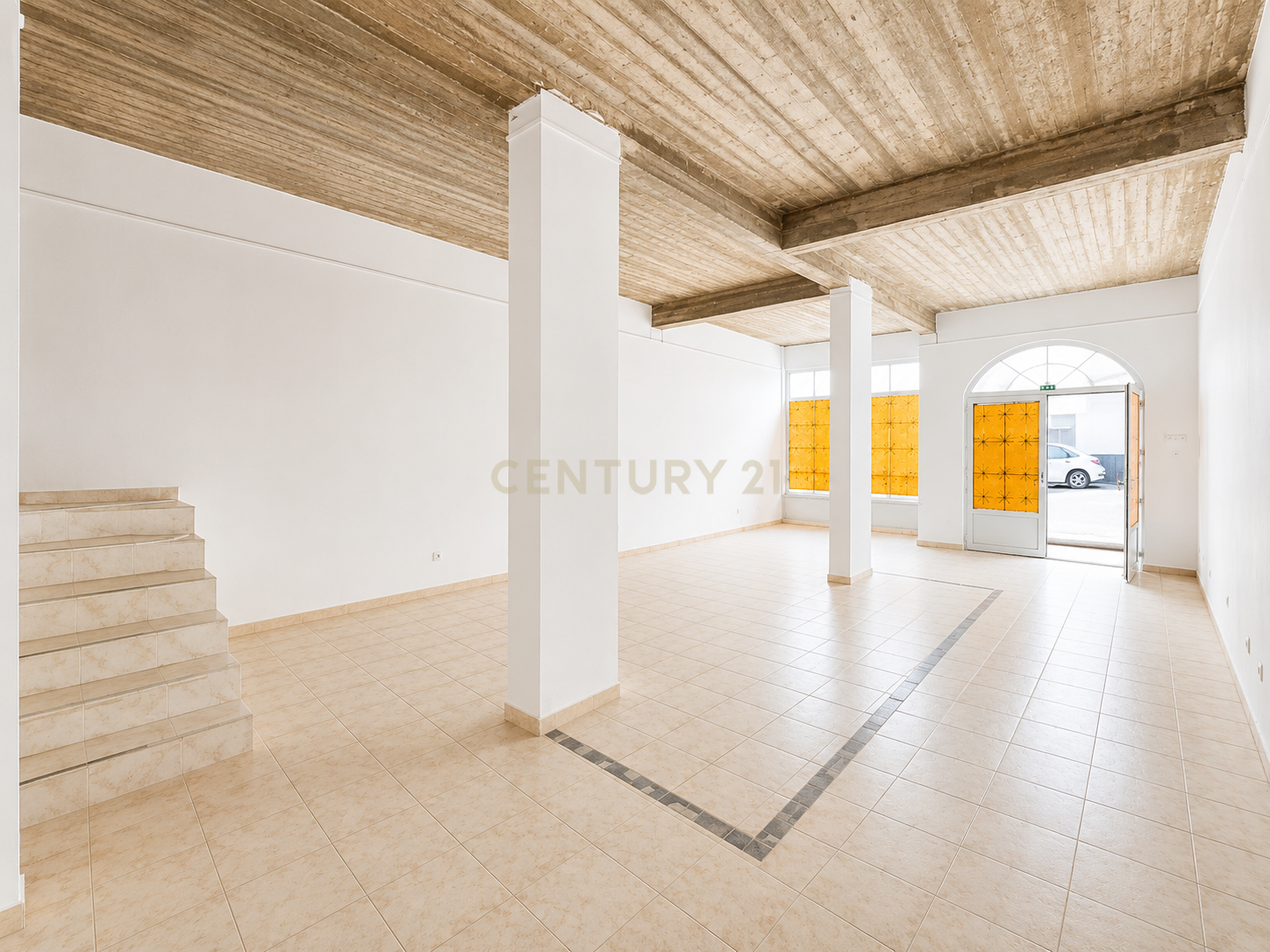Fotografia 5 de Loja Comercial para Arrendamento no Centro de Lagoa, Algarve.