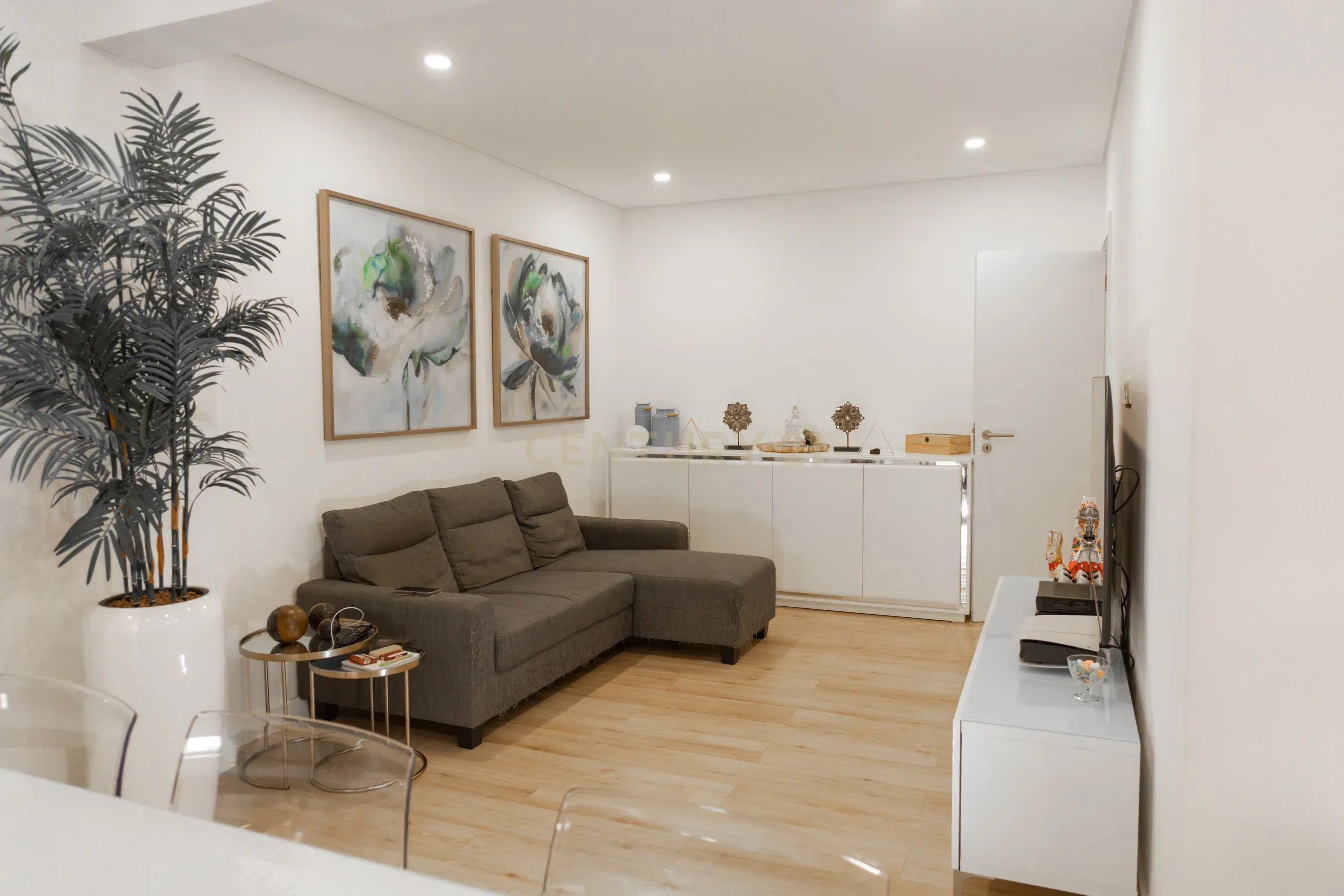 T3 Totalmente Remodelado com Vista Deslumbrante para o Rio Tejo — Cacilhas, Almada - View 6