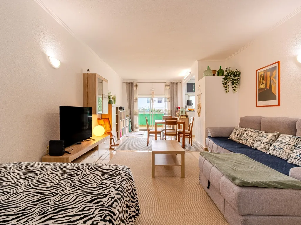 Apartamento T1+2 com Terraço Amplo em Albufeira - Image 2