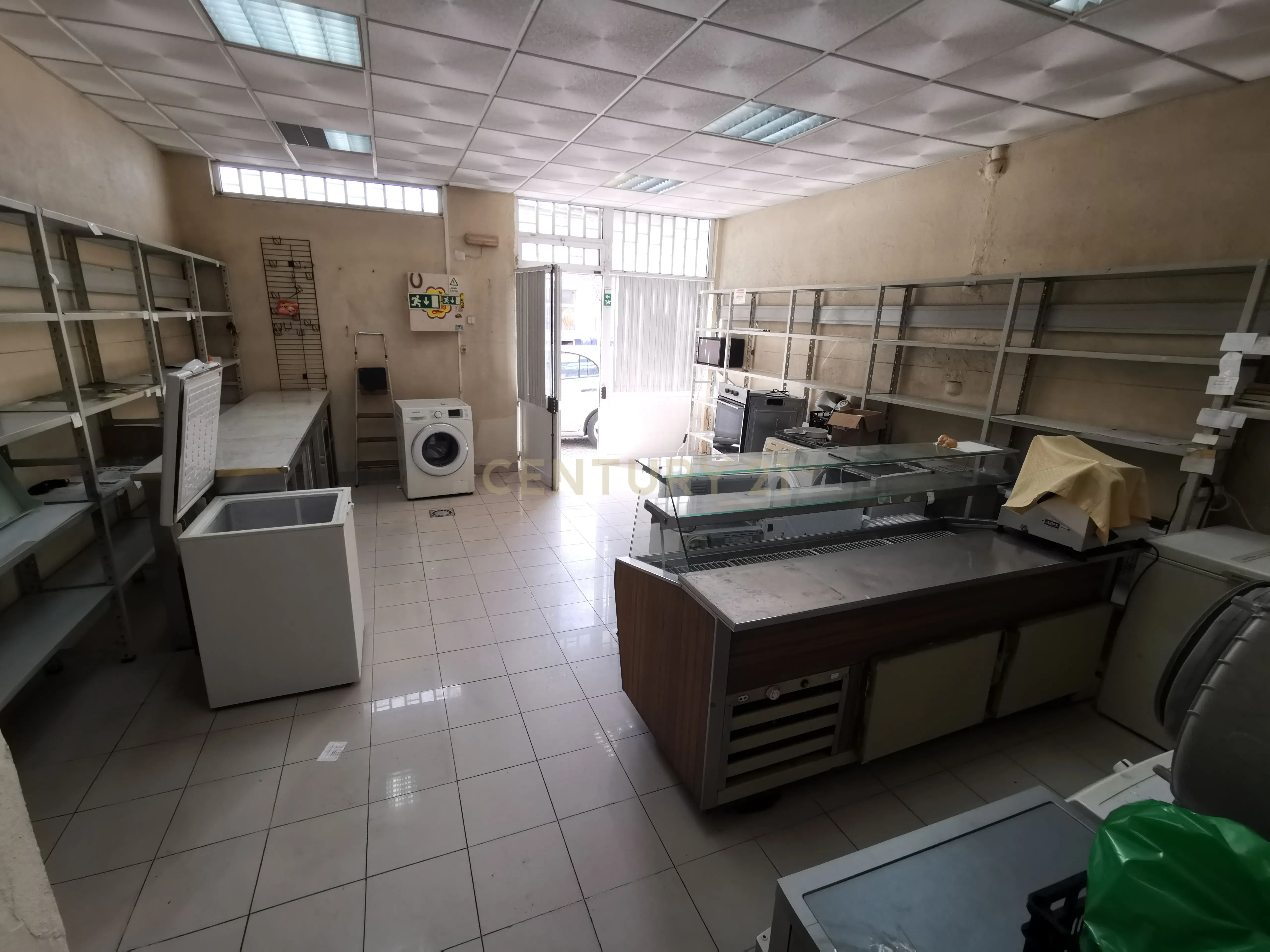 Fotografia 4 de Vende-se Loja , ou Garagem  ou outros ramos de Negócio- Cova da Piedade- Barrocas
