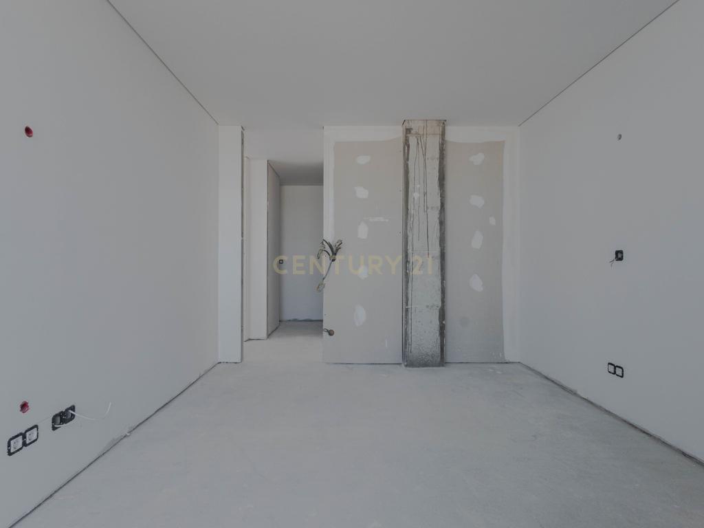 Apartamento T2+1(T3) último piso na cobertura com vista mar, com garagem dupla e arrumos o +1 com luz direta. - Image 4