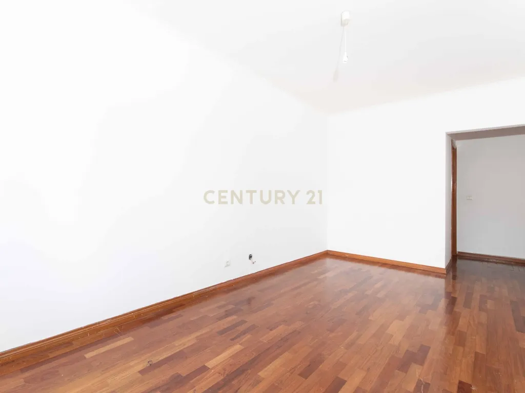 Apartamento T3 com varandas e Estacionamento | Cavaleira – Algueirão Mem Martins - Image 11