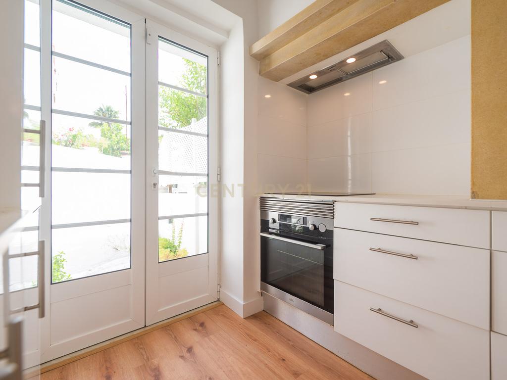 Moradia T3 + 1 Renovada com Jardim e Piscina em Penha de França, Lisboa - Image 31