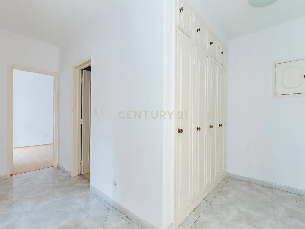 Apartamento T2 em Linda-a-Velha - Image 9