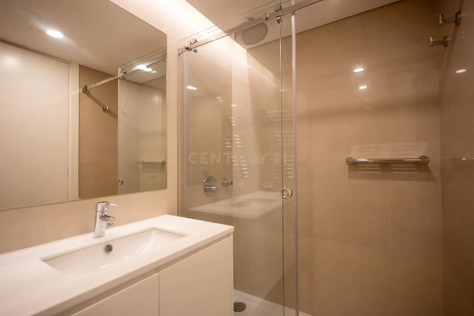 Fotografia 8 de Apartamento T3 com estacionamento e piscina - Areeiro