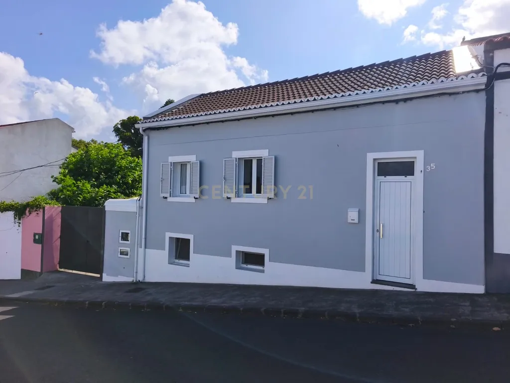 Moradia T2 Totalmente Renovada em Ponta Delgada – Pronta a Habitar! - Image 1