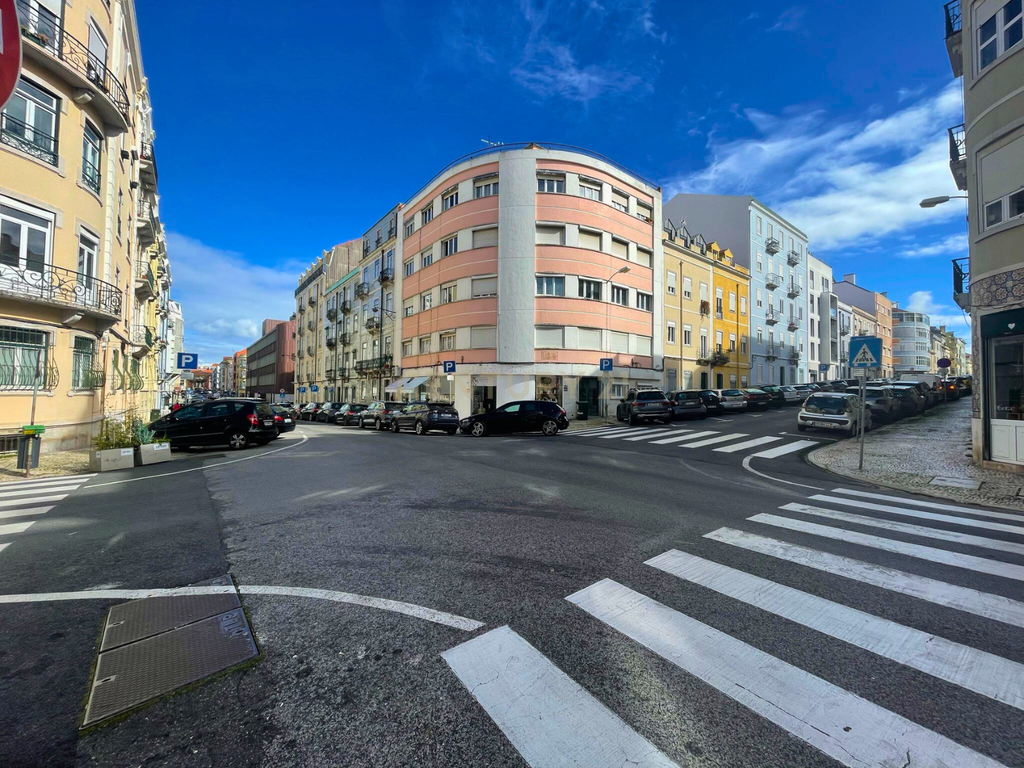 Apartamento T4 remodelado em Campo de Ourique  - Image 1