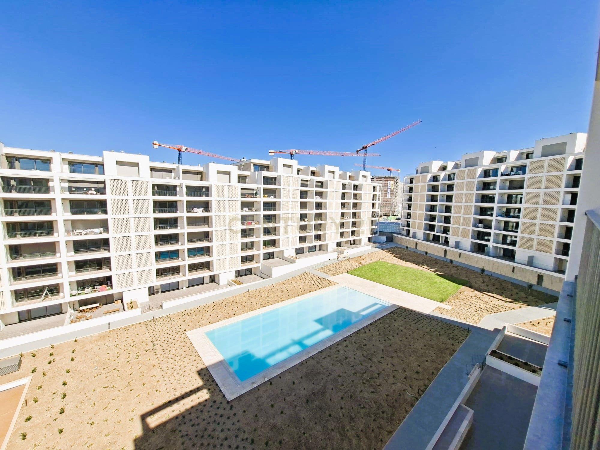Fotografia 11 de T2 Novo no Condomínio ELOU com jardim, piscina e ginásio em Santo António dos Cavaleiros, Loures