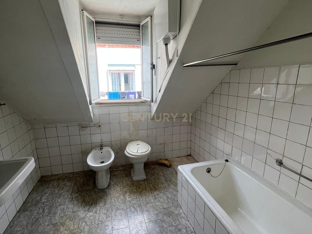 Oportunidade em Lisboa: Alcântara T2 para Recuperar - Image 13