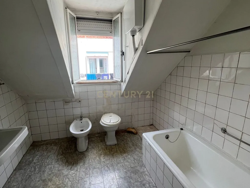 Oportunidade em Lisboa: Alcântara T2 para Recuperar - Image 13
