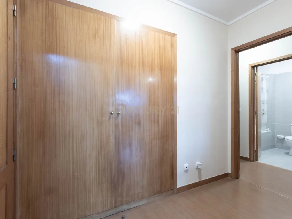 Conforto e Funcionalidade: T2 com Garagem em Ermesinde - Image 4