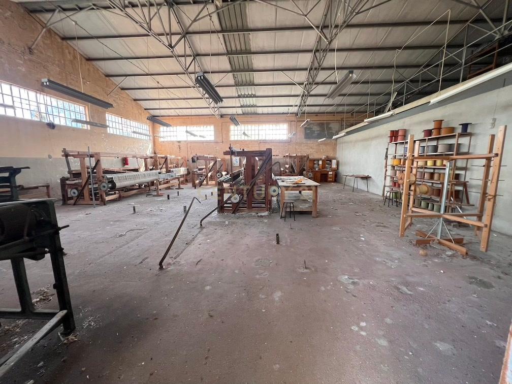 Pavilhão com grande potencial industrial/comercial junto à estrada principal em Albergaria – Juncal - Image 11