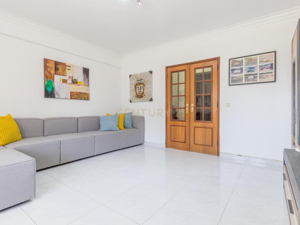 Apartamento T3 com 2 varandas em Almada - Image 4