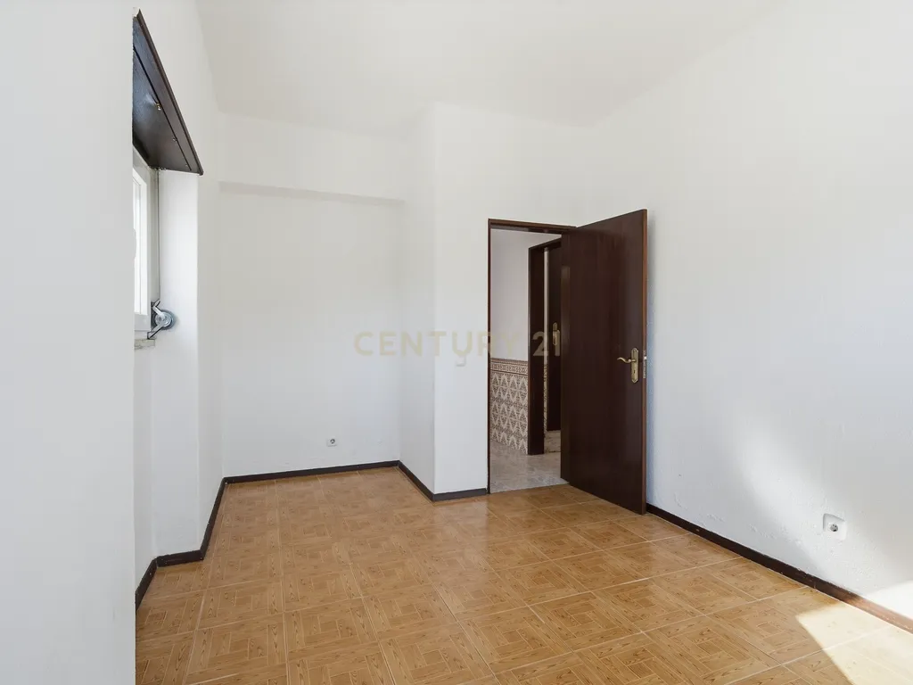 Moradia T7 de dois pisos com garagem, jardim e anexos | Terreno 894 m² na Paz em Mafra - Image 34