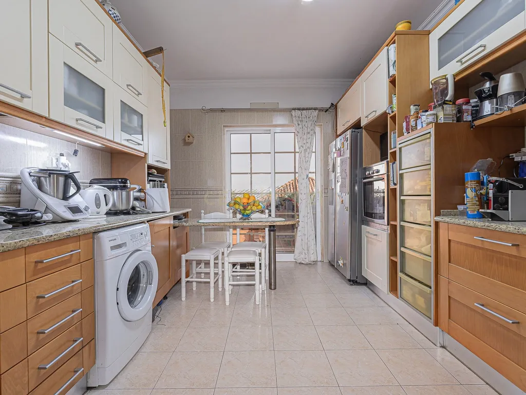 Moradia T4 com 3 Pisos + Sótão e Garagem — Famões - Image 16