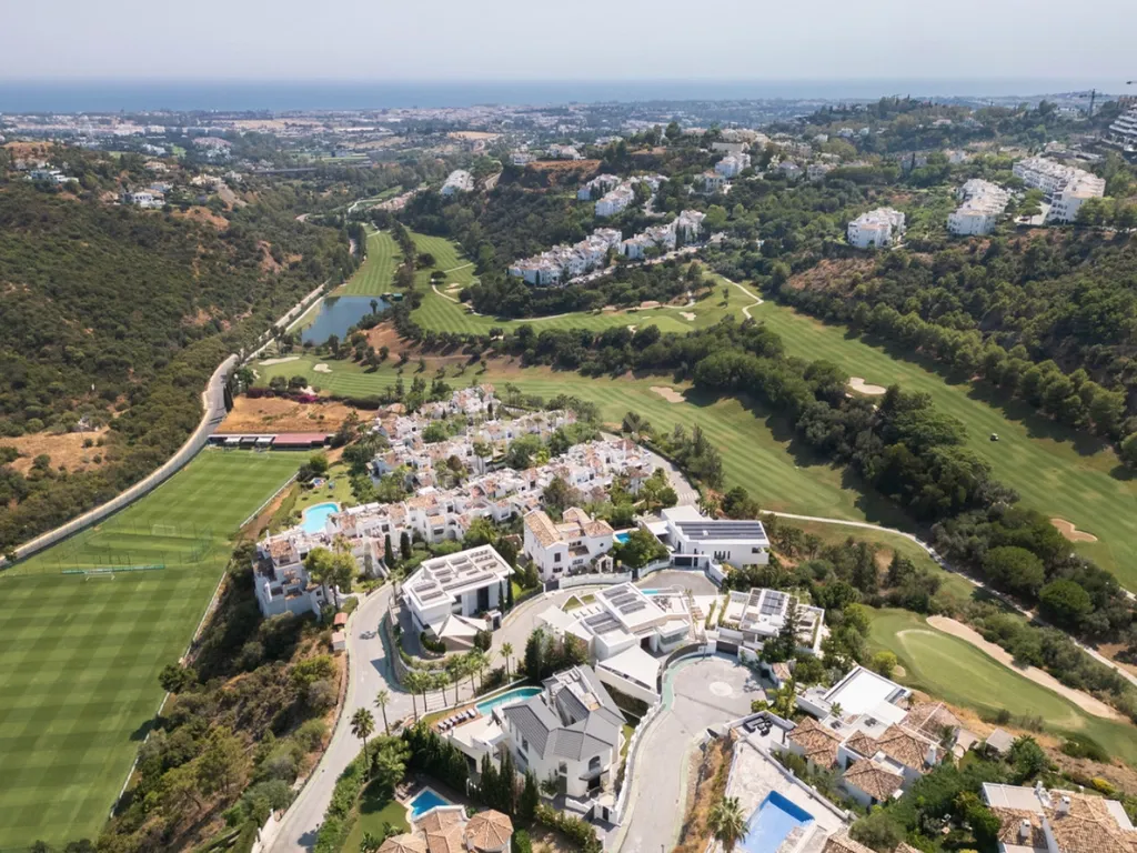 Terreno excepcional com 1.812 m² na prestigiada zona de Lomas de La Quinta, Benahavís - Image 5